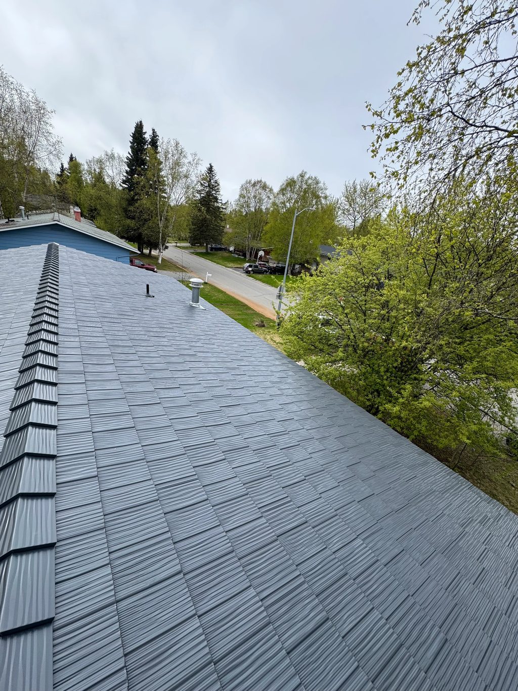 Interlock Aluminum Shake Metal Roofing – Deep Charcoal | Anchorage, AK (Texture detail)