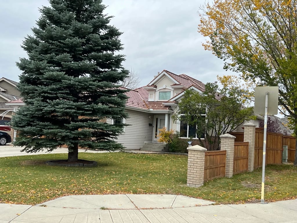 Aged Copper Interlock Shake aluminum roof on a beige single-storey home with an Interlock Shake roof in, Calgary, Alberta
