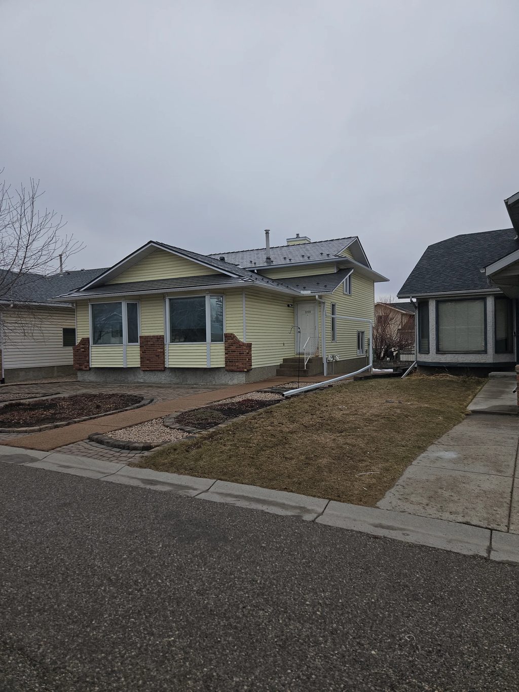 Interlock Aluminum Slate Metal Roofing – Musket Grey | Calgary, AB (Front elevation)