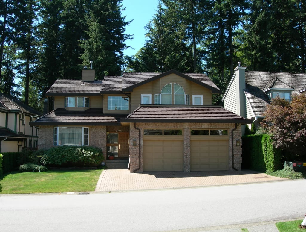 Colonial Brown Interlock Shake aluminum roof on the home, North Vancouver, British Columbia