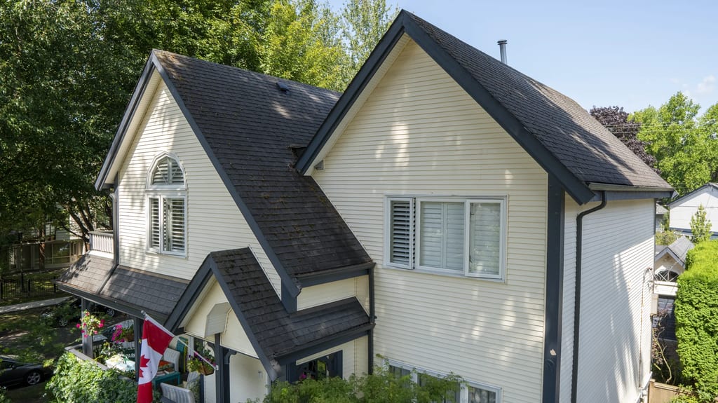Before: an asphalt shingle roof on the home, Vancouver, British Columbia, ahead of a Deep Charcoal Interlock Slate aluminum roof