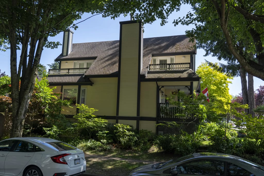 Before: an asphalt shingle roof on the home, Vancouver, British Columbia, ahead of a Deep Charcoal Interlock Slate aluminum roof