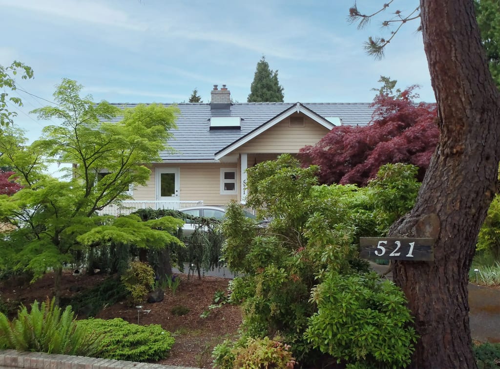 Interlock Aluminum Slate Metal Roofing – Deep Charcoal | Qualicum Beach, BC (Front elevation)