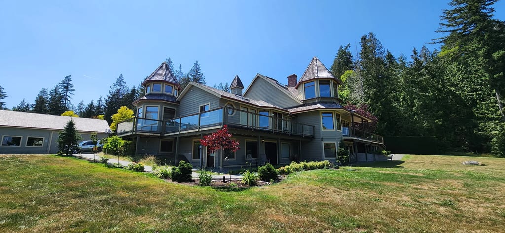 Before: a worn out wood shake roof on the home, Ladysmith, British Columbia, ahead of a Copper Penny Interlock Slate aluminum roof