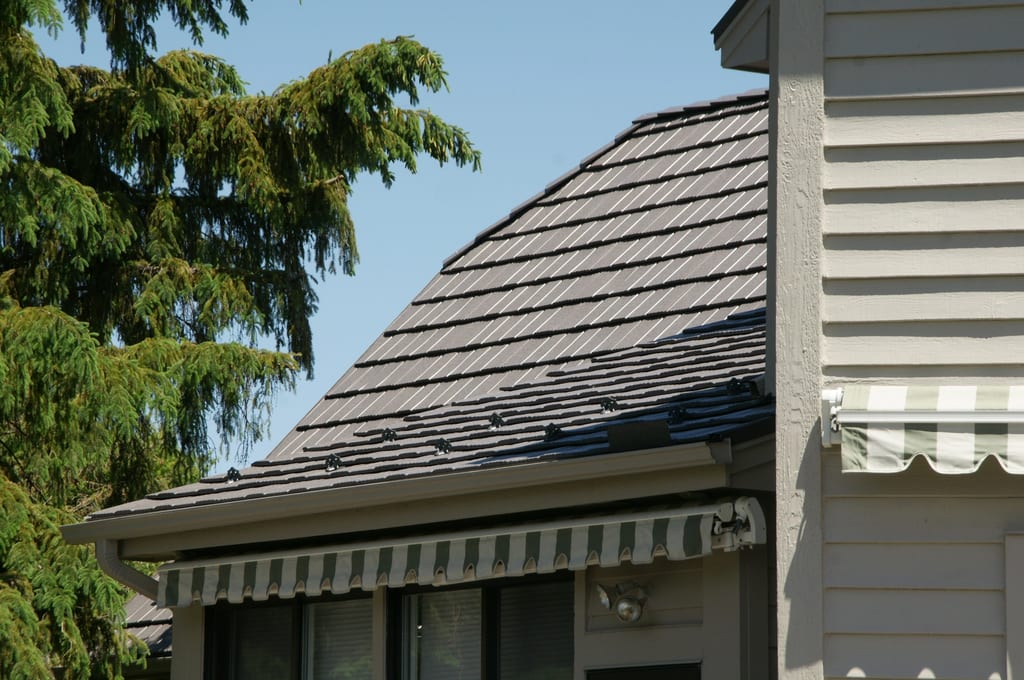 Weathered Interlock Shake aluminum roof on a beige single-family ranch home in a suburban neighbourhood, Mendota Heights, Minnesota