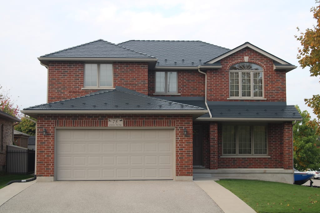 Interlock Aluminum Cedar Shingle Metal Roofing – Deep Charcoal | Cambridge, ON (Front elevation)