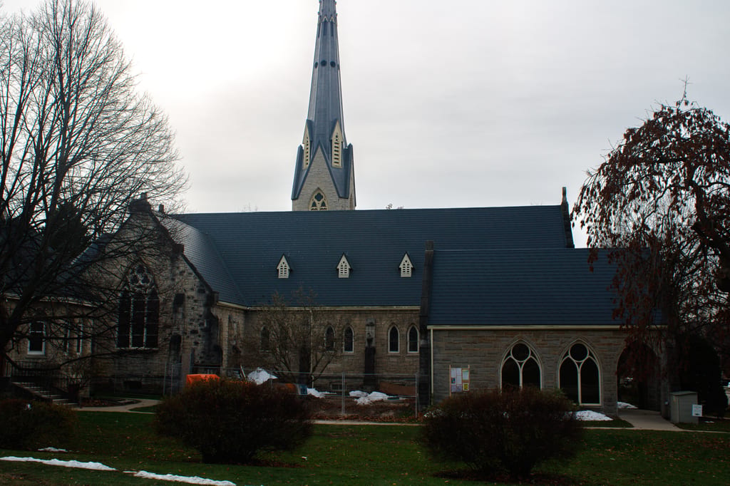 Interlock Aluminum Slate Metal Roofing – Deep Charcoal | Owen Sound, ON (Side elevation)