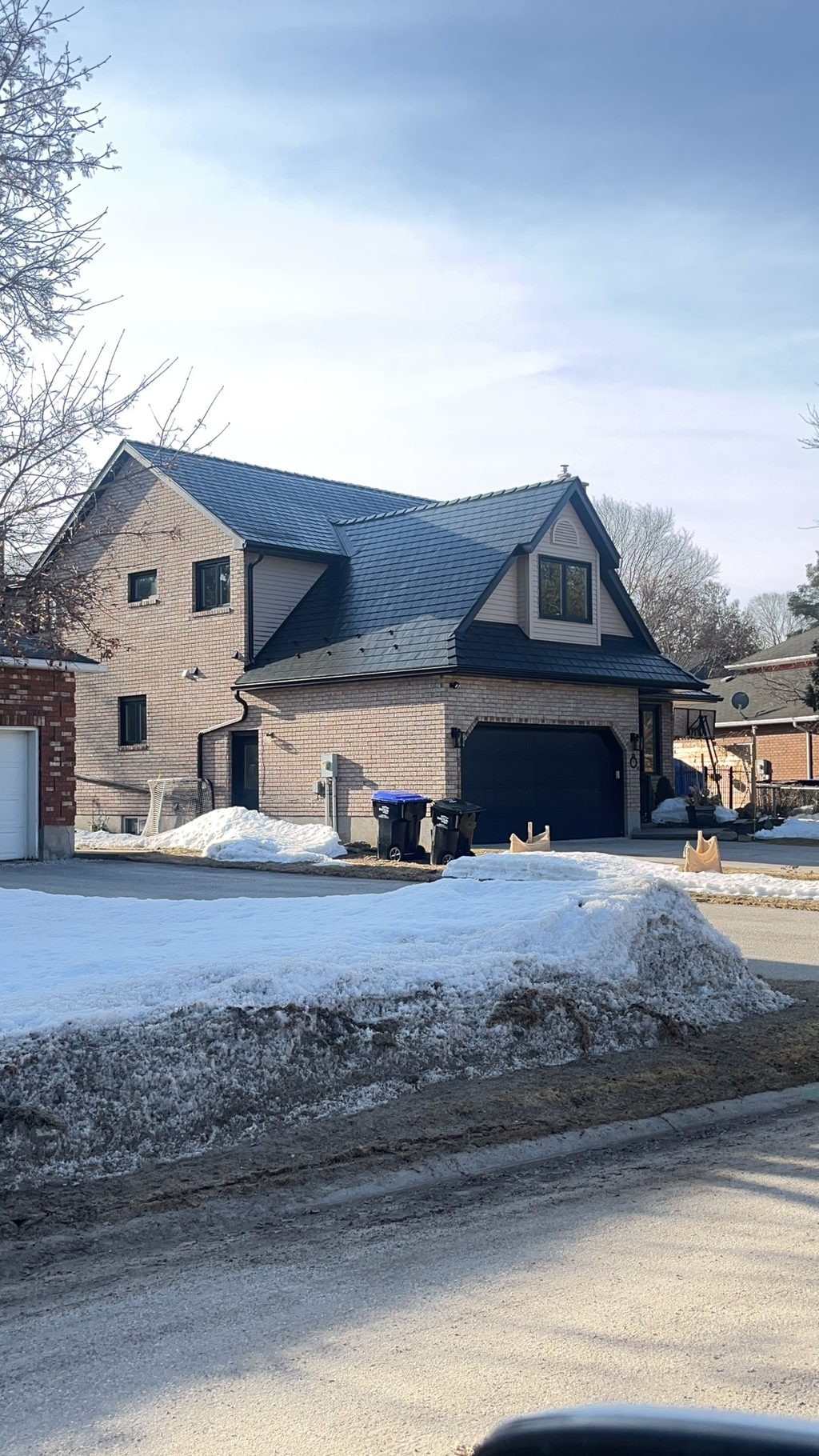 Interlock Aluminum Slate Metal Roofing – Black | Collingwood, ON (Front-left elevation)