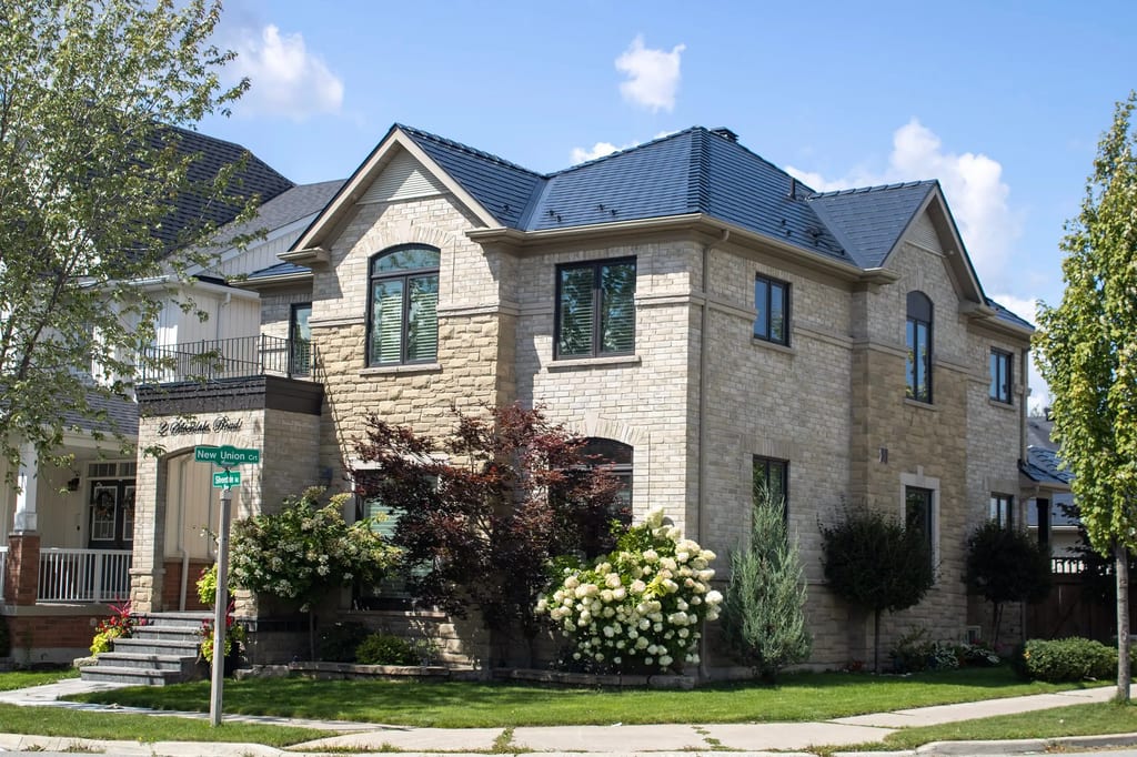 Interlock Aluminum Slate Metal Roofing – Black | Markham, ON (Side elevation)