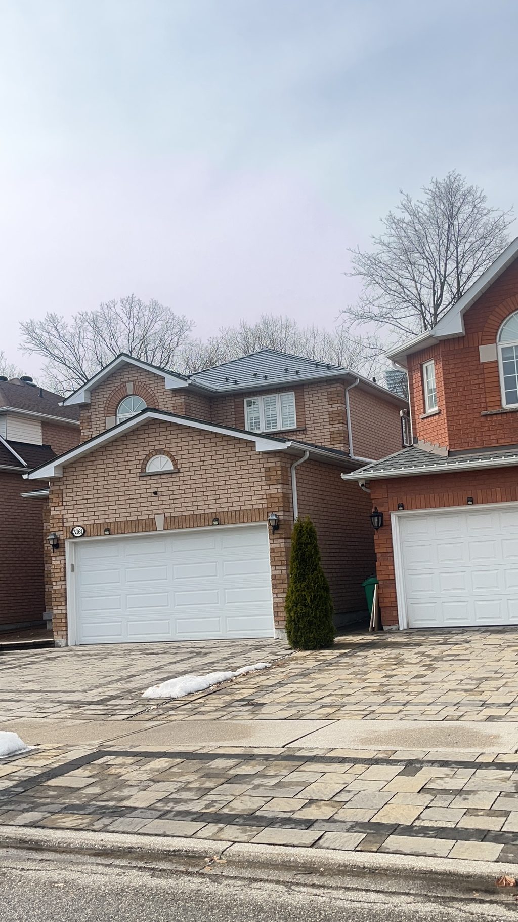 Interlock Aluminum Cedar Shingle Metal Roofing – Deep Charcoal | Mississauga, ON (Front-right elevation)