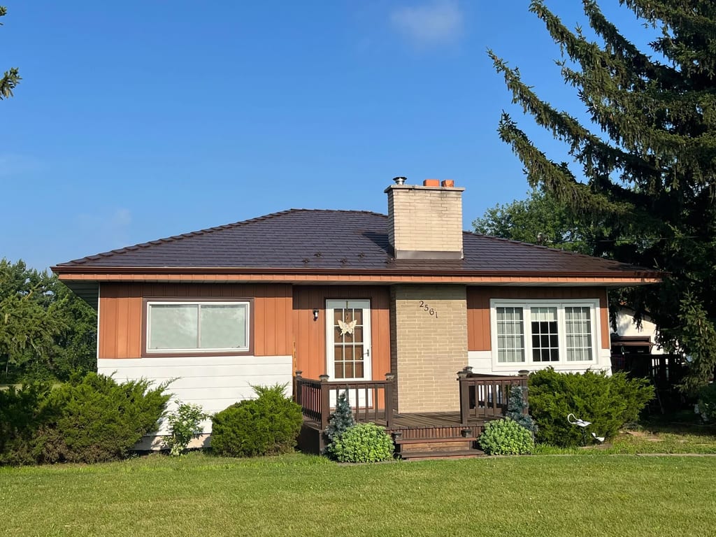 Interlock Aluminum Cedar Shingle Metal Roofing – Colonial Brown | Stevensville, ON (Front elevation)