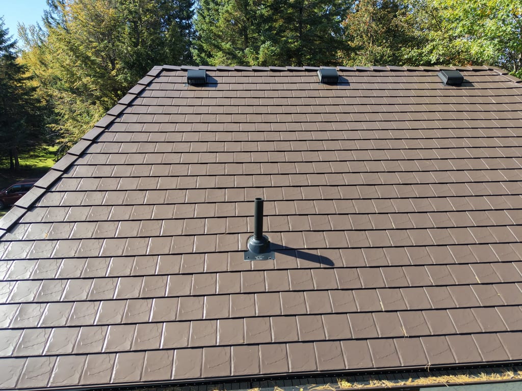 Interlock Aluminum Slate Metal Roofing – Colonial Brown | Fraserville, ON (Full roof overview)
