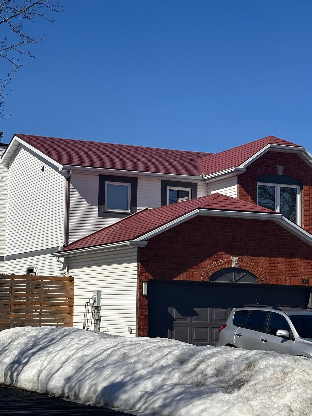 Interlock Aluminum Shingle Metal Roofing – Tile Red | Orleans, ON (Front-left elevation)
