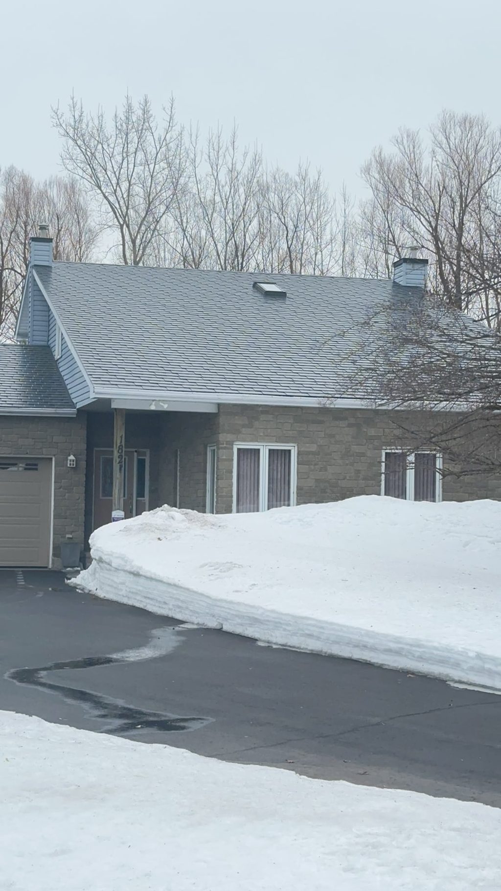 Interlock Aluminum Slate Metal Roofing – Charcoal Grey | Navan, ON (Close-up)