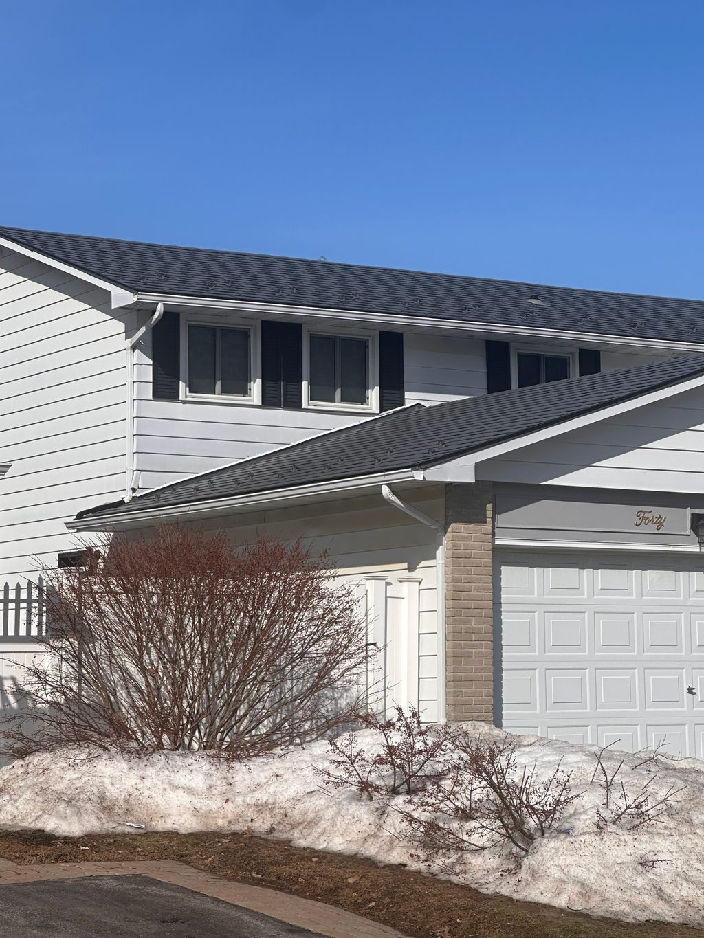 Interlock Aluminum Shingle Metal Roofing – Charcoal Grey | Gloucester, ON (Front-left elevation)