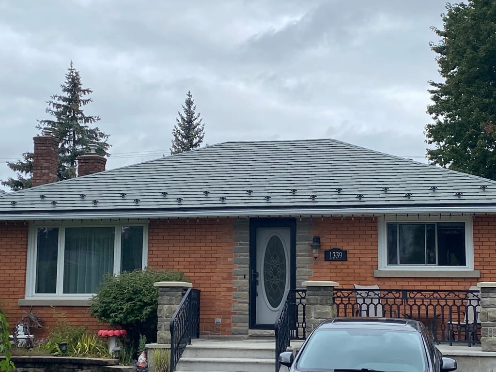 Hunter Green Interlock Slate aluminum roof on a red brick one-storey home with a metal roof, Ottawa, Ontario