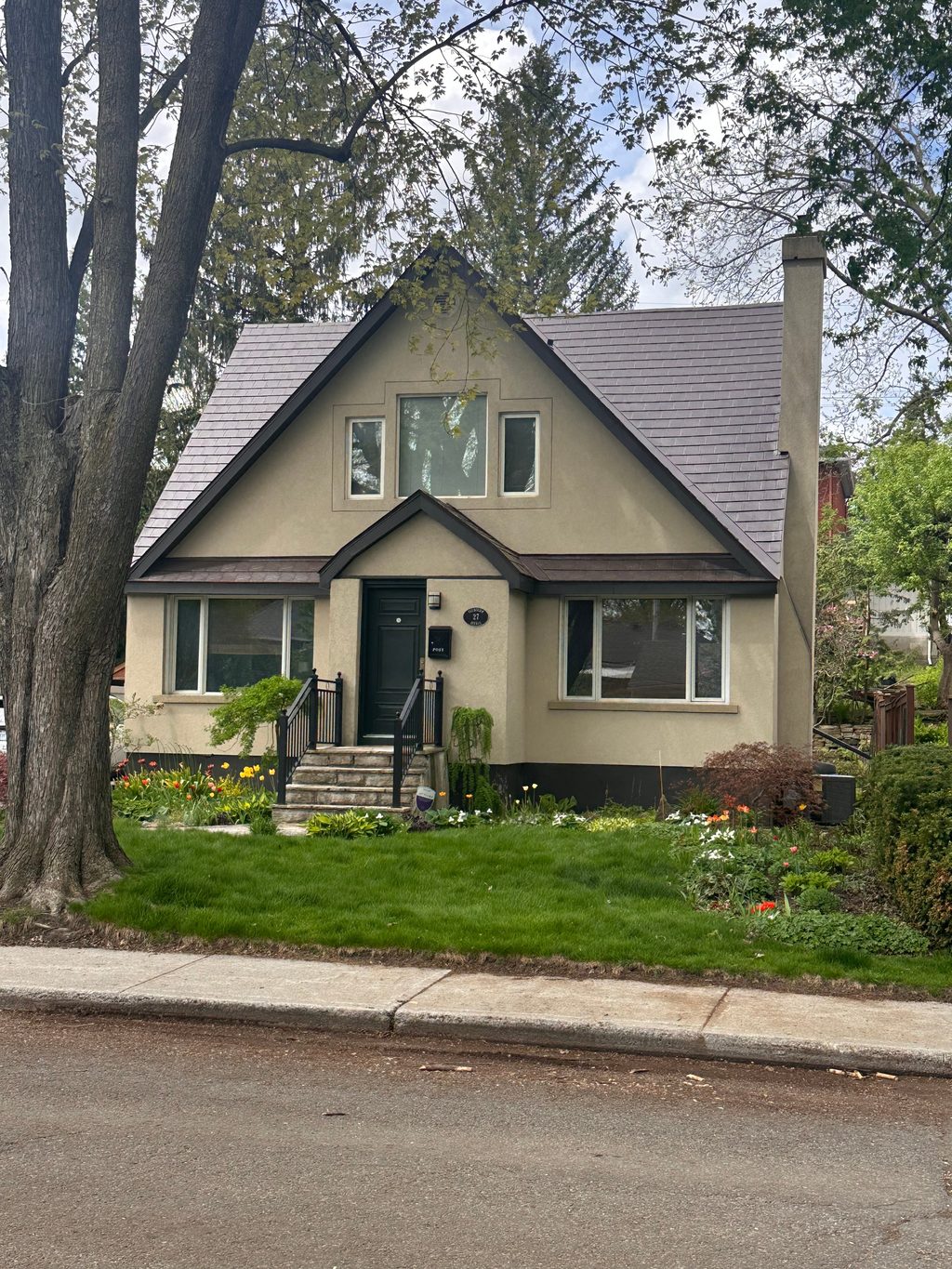 Interlock Aluminum Slate Metal Roofing – Colonial Brown | Ottawa, ON (Street view)