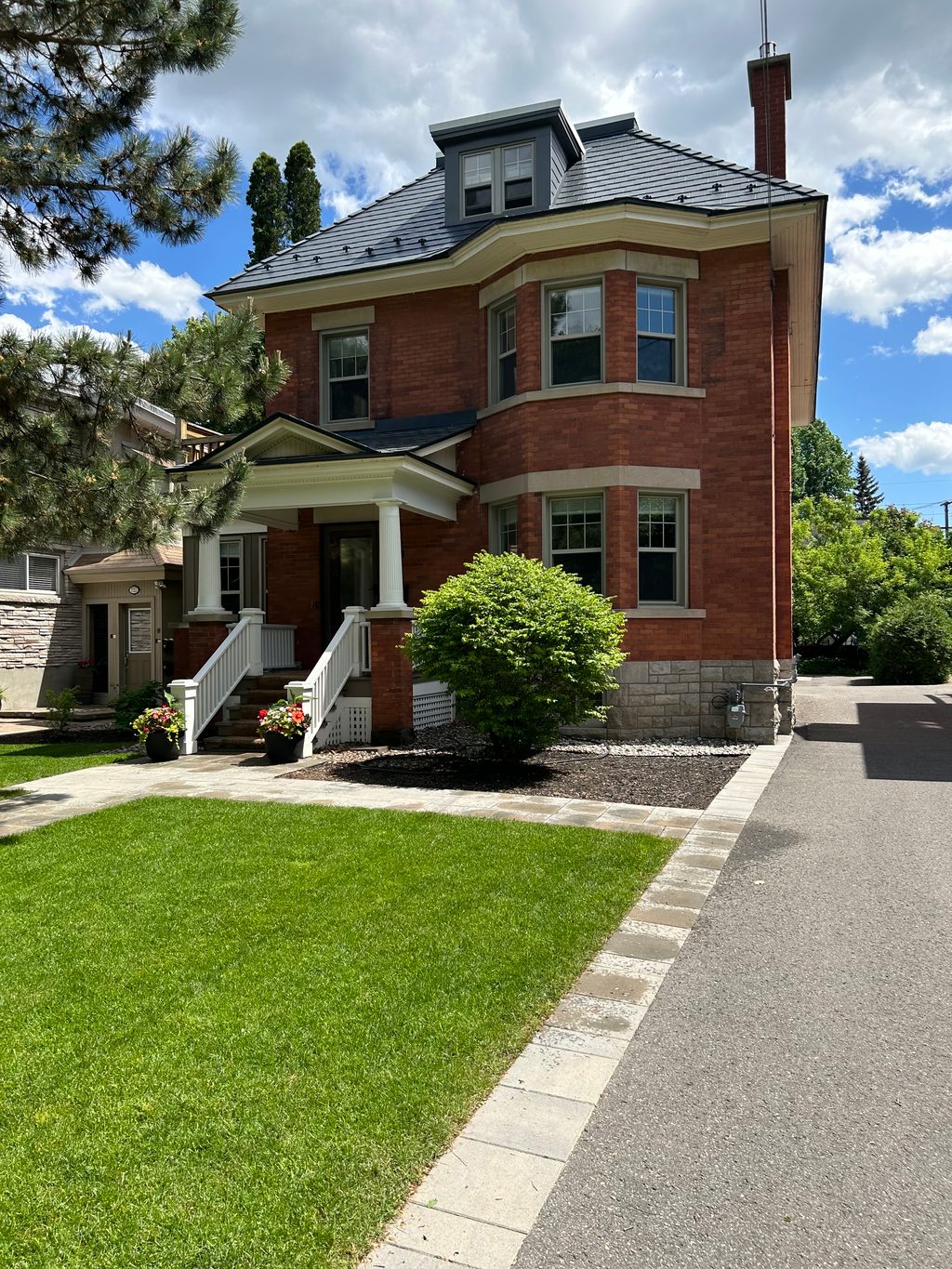 Interlock Aluminum Slate Metal Roofing – Deep Charcoal | Ottawa, ON (Street view)