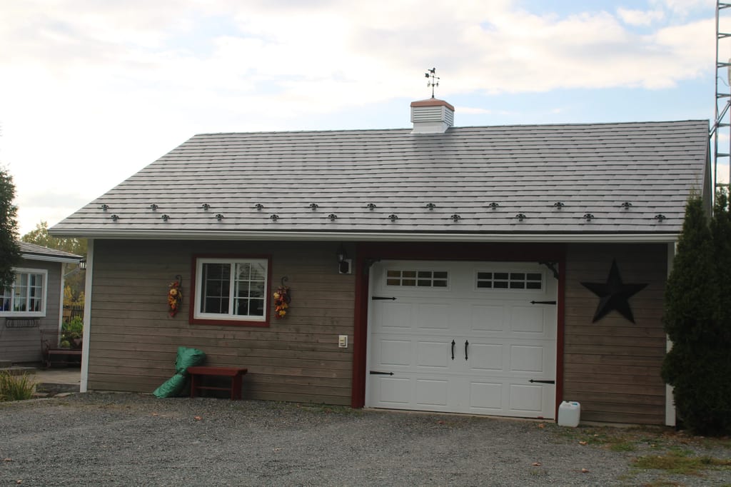 Deep Charcoal Interlock Slate aluminum roof on a brown ranch-style home with a metal roof in a rural, Carleton Place, Ontario