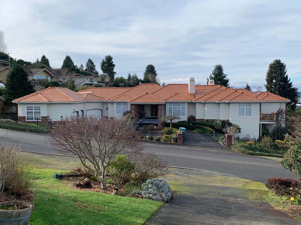 Copper Penny Interlock Shake aluminum roof on a white ranch home with copper penny metal roof in a, Federal Way, Washington