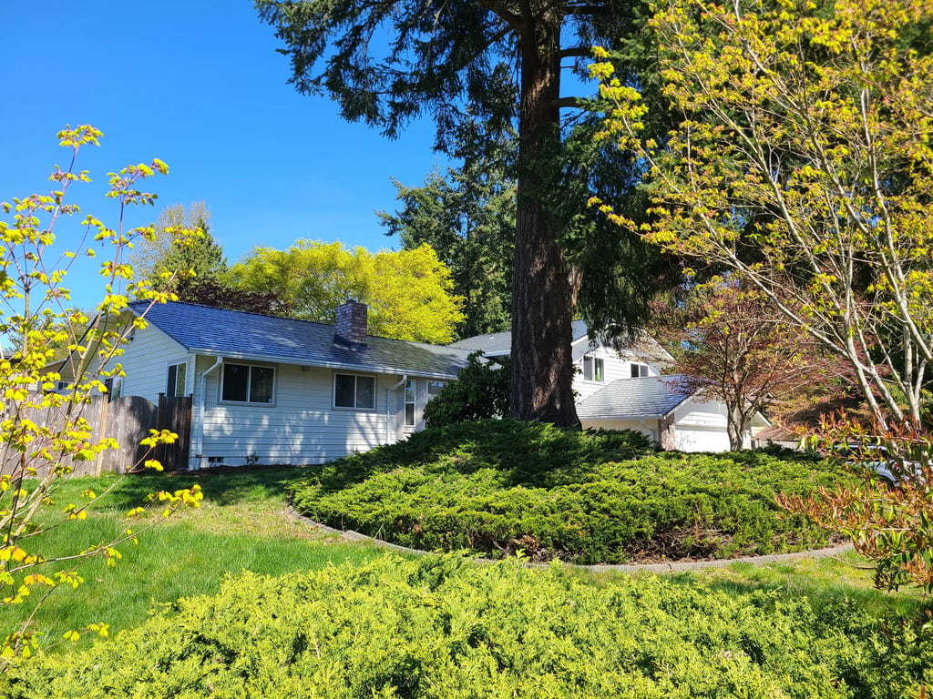 Deep Charcoal Interlock Slate aluminum roof on a Deep Charcoal ranch home in a lush green suburban setting, Lynnwood, Washington