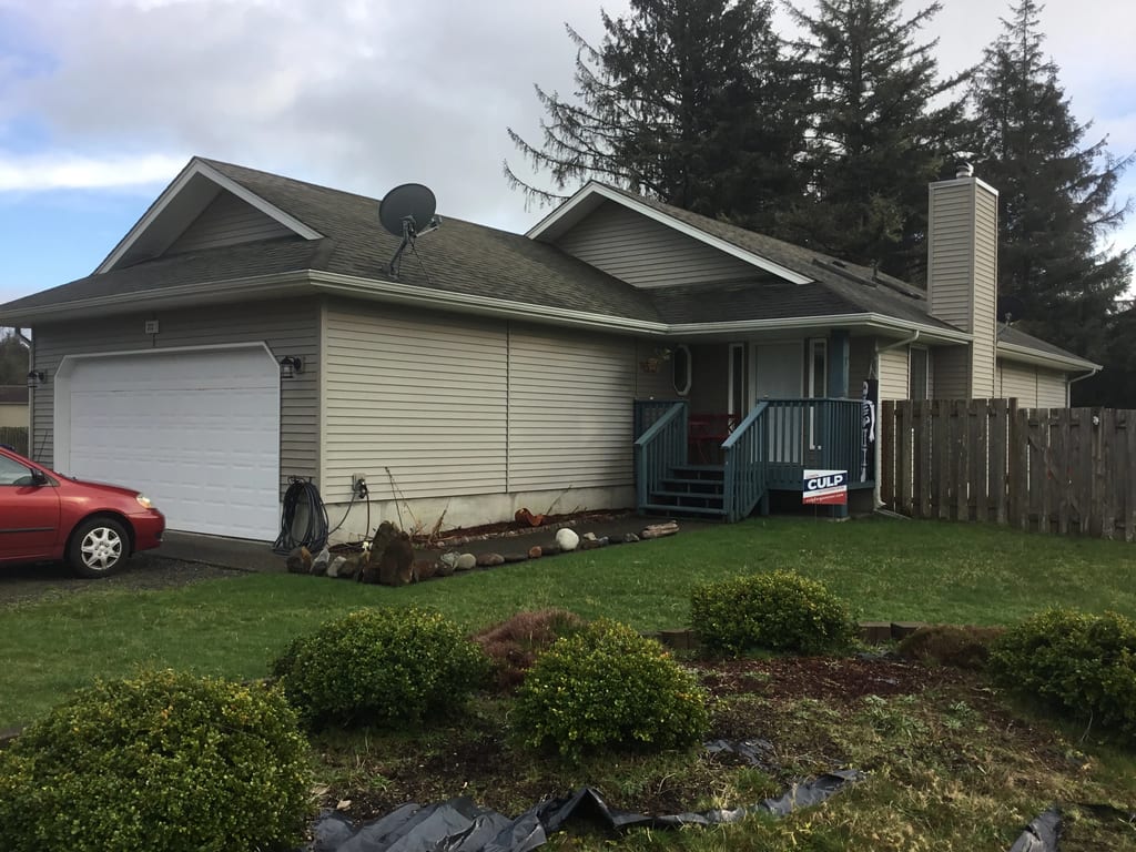 Before: a worn out asphalt shingle roof on the home, Ocean Shores, Washington, ahead of a Black Interlock Slate aluminum roof