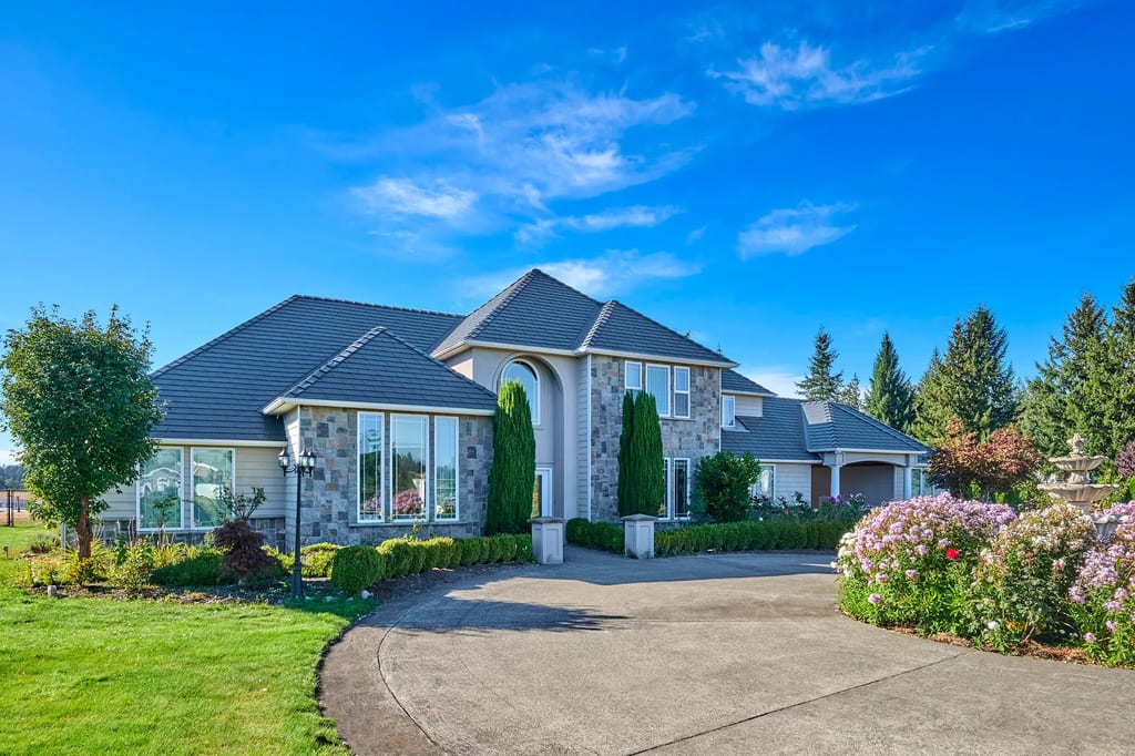 Interlock Aluminum Cedar Shingle Metal Roofing – Deep Charcoal | Spanaway, WA (Front elevation)