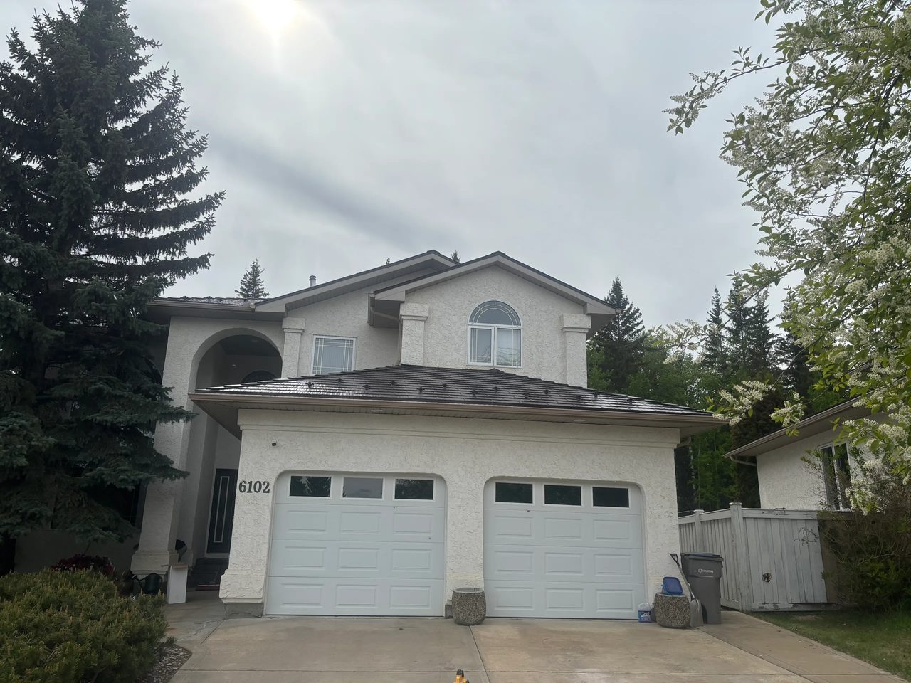 Interlock Aluminum Cedar Shingle Metal Roofing – Tudor Brown | Grande Prairie, AB (Front elevation)