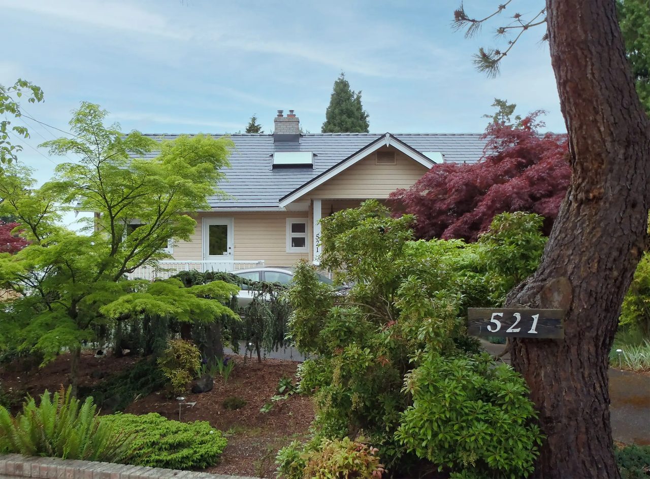 Interlock Aluminum Slate Metal Roofing – Deep Charcoal | Qualicum Beach, BC (Front elevation)