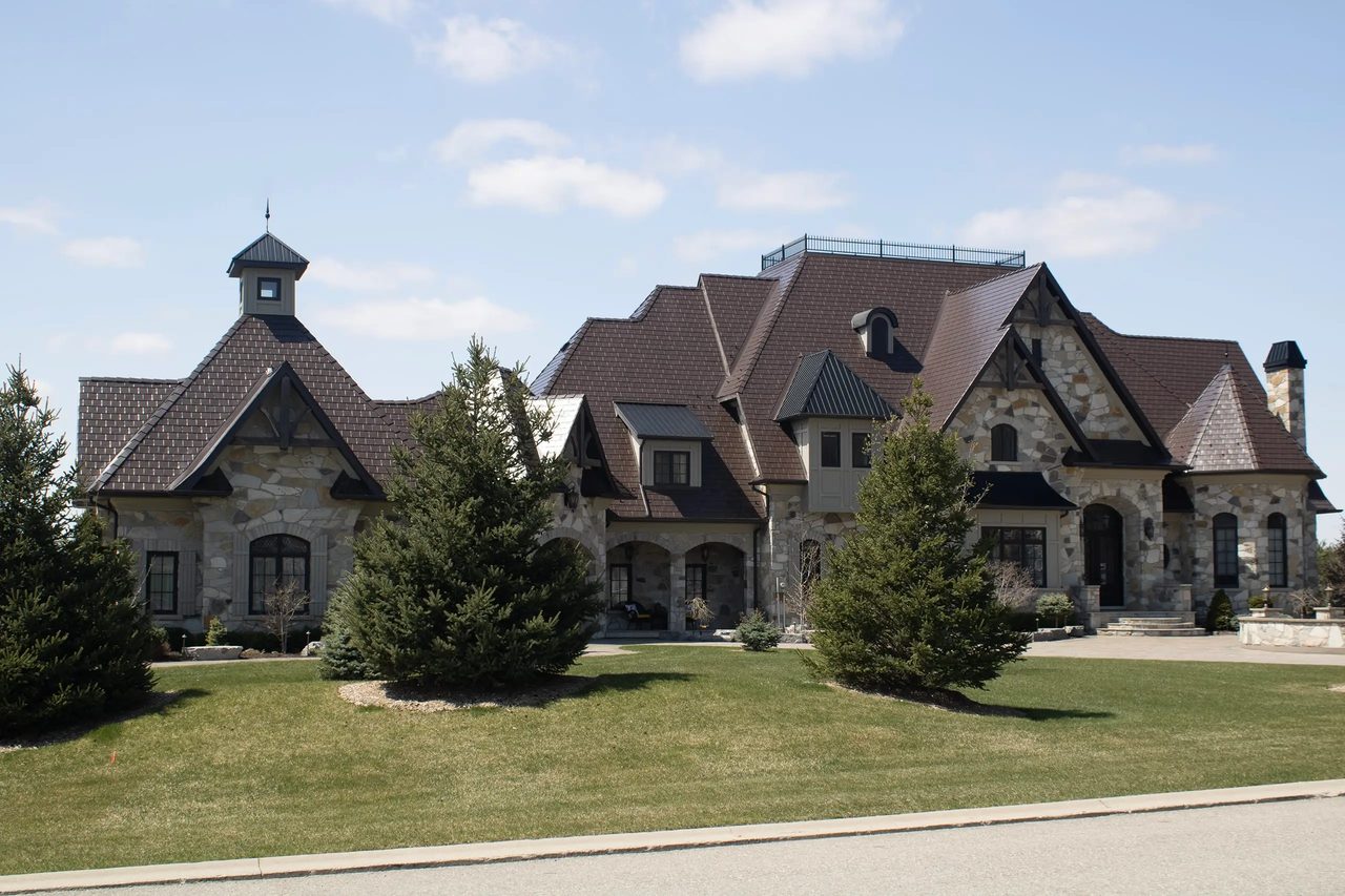 Interlock Aluminum Slate Metal Roofing – Colonial Brown | Caledon, ON (Street view)