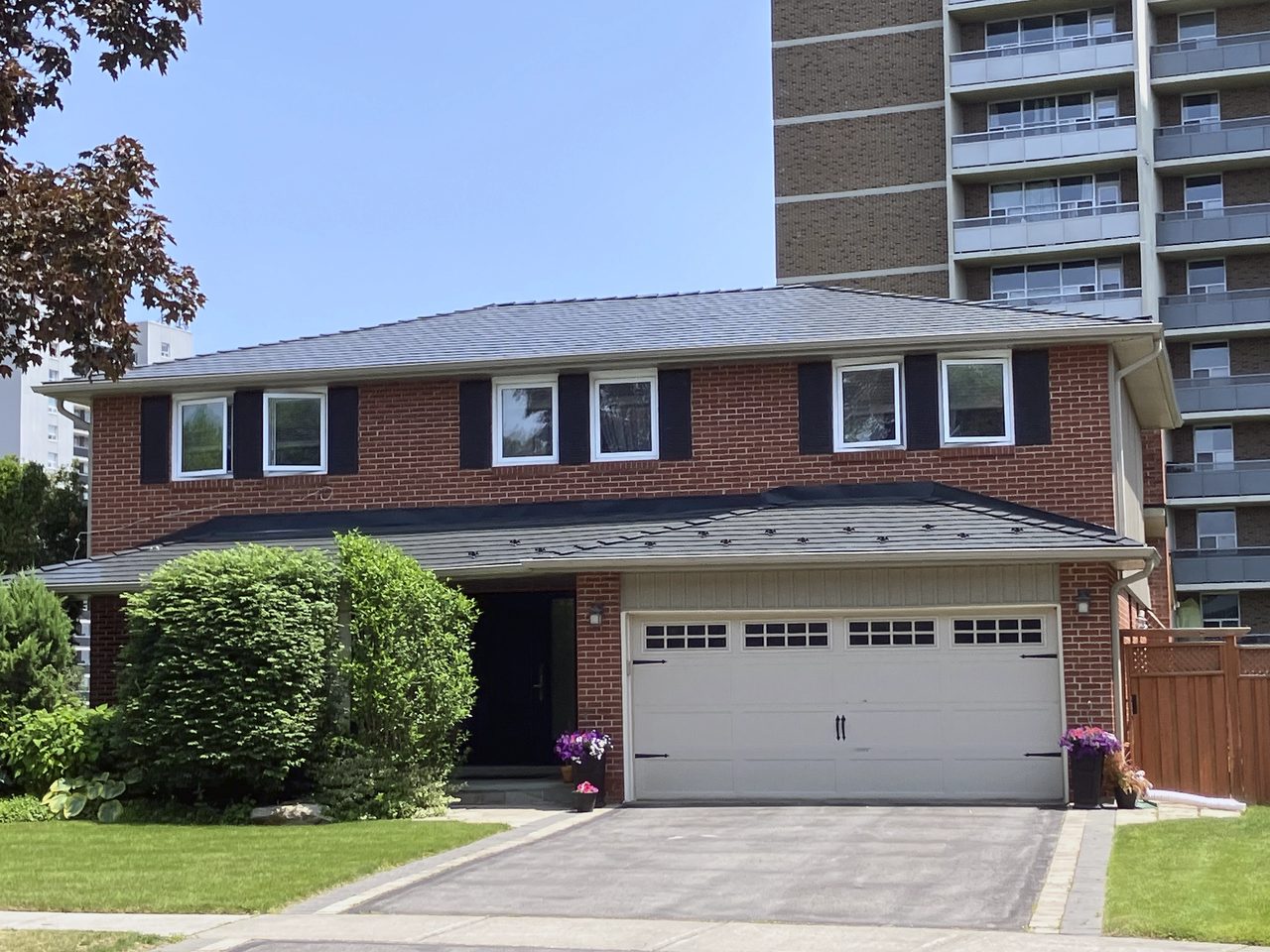 Interlock Aluminum Slate Metal Roofing – Black | North York, ON (Front elevation)