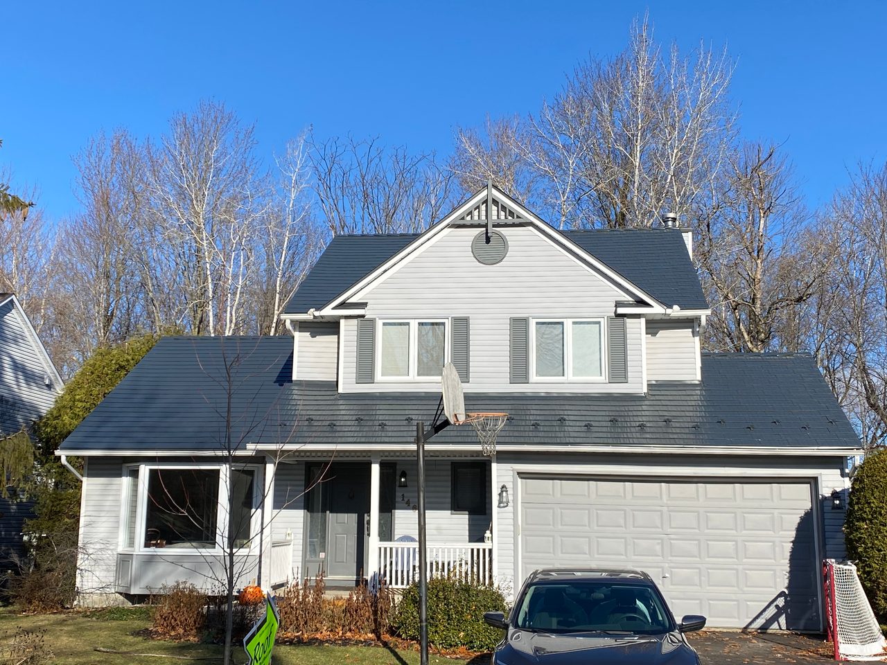 Interlock Aluminum Cedar Shingle Metal Roofing – Deep Charcoal | Russell, ON (Street view)