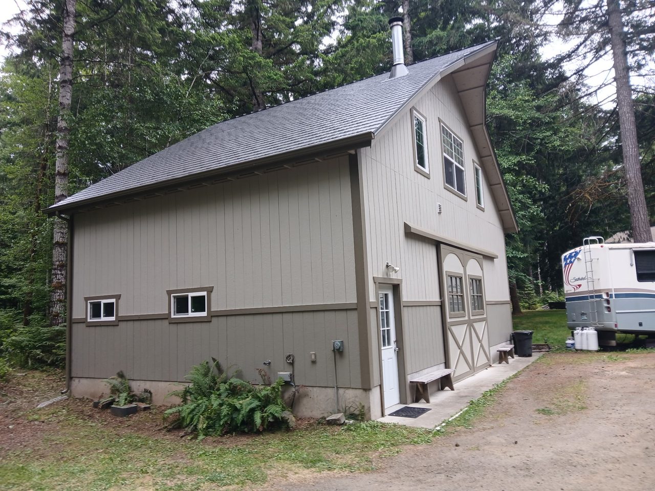 Interlock Aluminum Cedar Shingle Metal Roofing – Musket Grey | Shelton, WA (Front-left elevation)