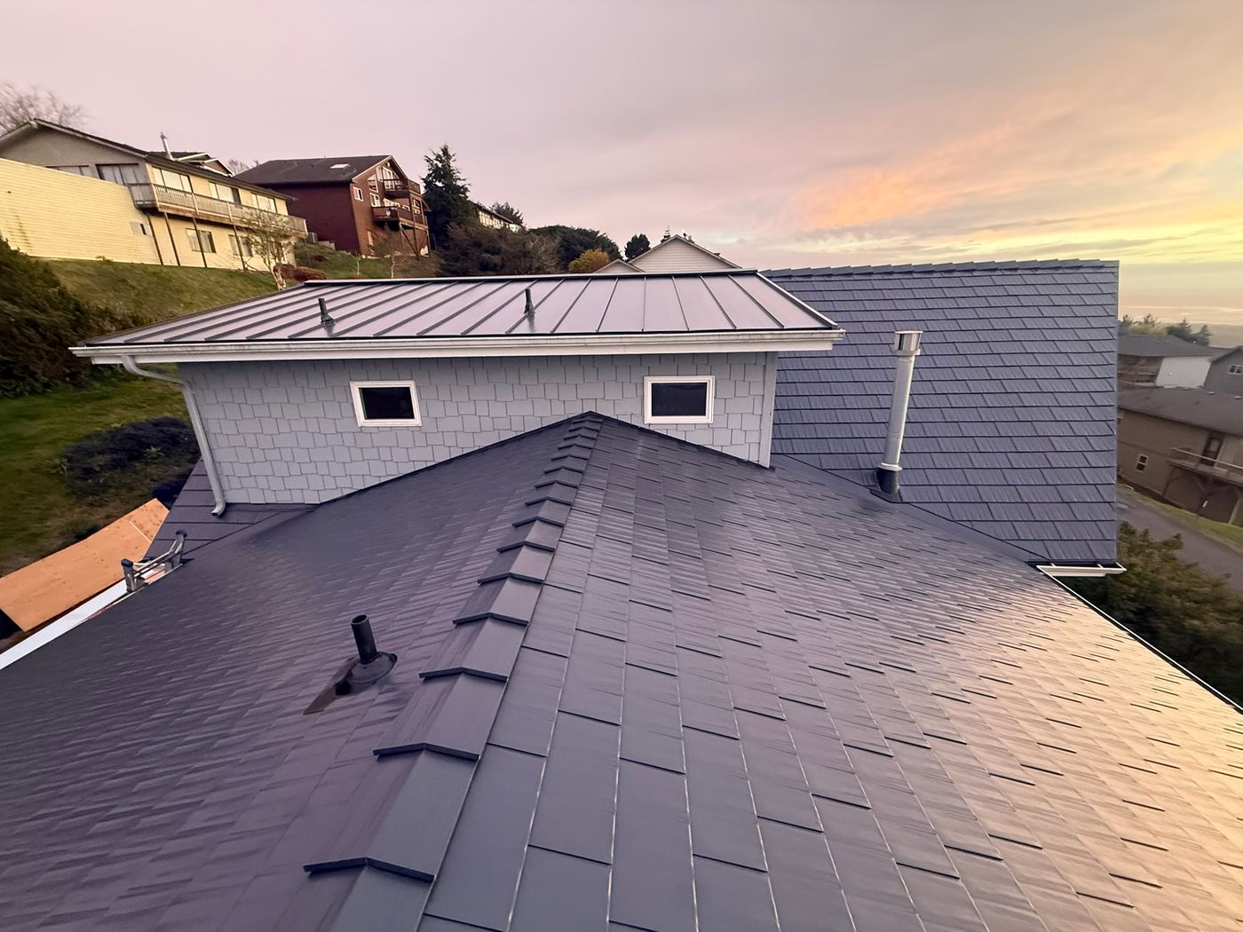 Deep Charcoal Interlock Cedar Shingle aluminum roof on the home, Cloverdale, Oregon