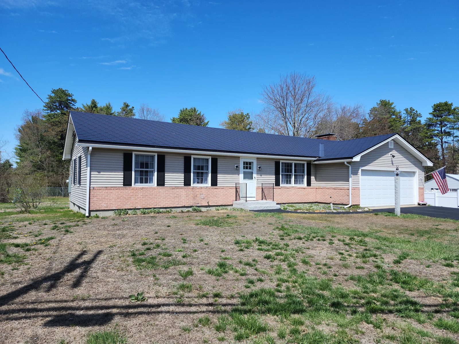 Black Interlock aluminum slate roof on a Ranch home in Concord, NH — Front elevation view