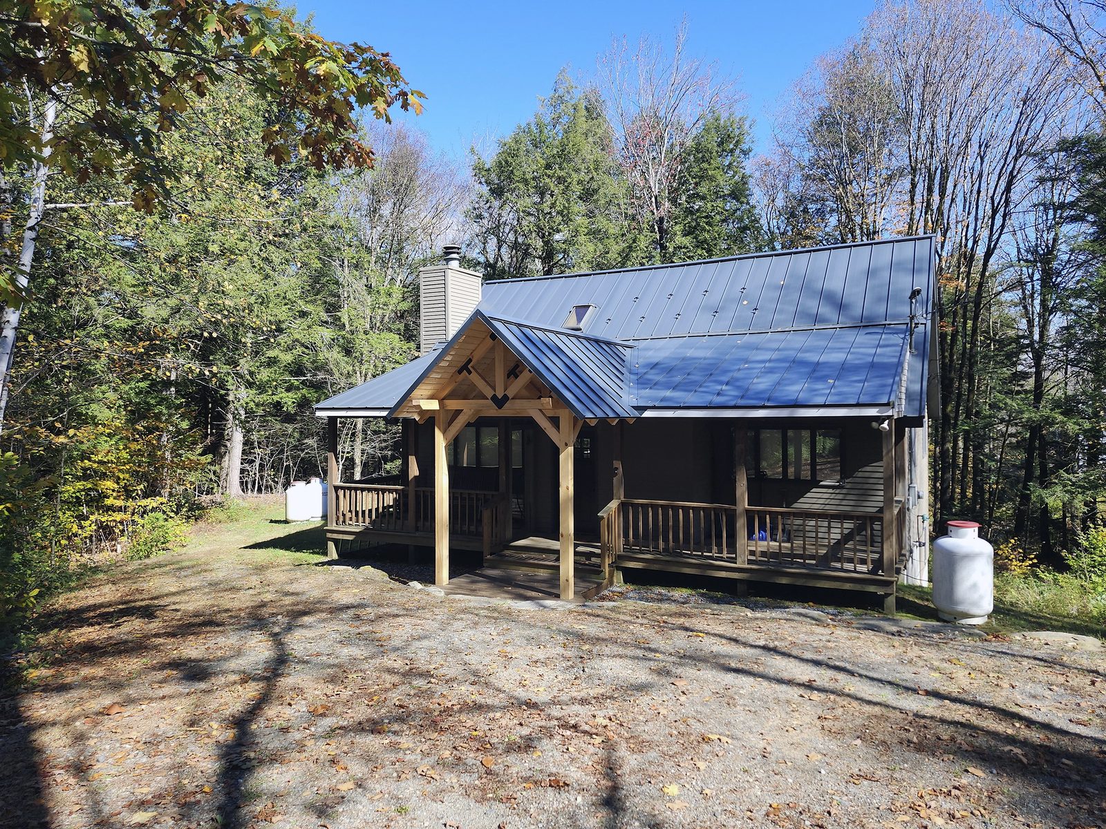 Deep Charcoal Interlock aluminum standing seam roof on a Cottage home in Wilmington, VT — Front-left elevation view