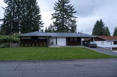 Deep Charcoal Interlock Slate aluminum roof on a Deep Charcoal metal roof on a ranch style home in a, North Vancouver, British Columbia