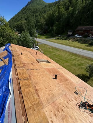 Interlock Aluminum Cedar Shingle Metal Roofing – Tile Red | Chugiak, AK (Full roof overview)