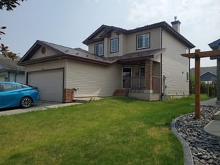 Colonial Brown Interlock Slate aluminum roof on a two-storey colonial home with a brown roof in a suburban, St. Albert, Alberta