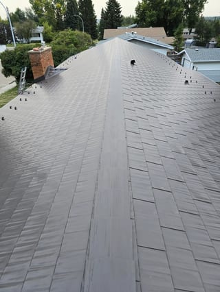 Interlock Aluminum Cedar Shingle Metal Roofing – Tudor Brown | Rocky Mountain House, AB (Close-up)
