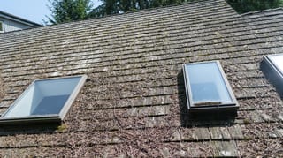 Before: a mossy wood shake roof on the home, Sechelt, British Columbia, ahead of a Deep Charcoal Interlock Slate aluminum roof