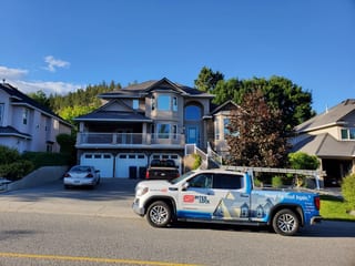 Before: a worn out asphalt shingle roof on the home, Kelowna, British Columbia, ahead of a Deep Charcoal Interlock Slate aluminum roof