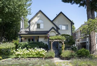 Before: an asphalt shingle roof on the home, Vancouver, British Columbia, ahead of a Deep Charcoal Interlock Slate aluminum roof