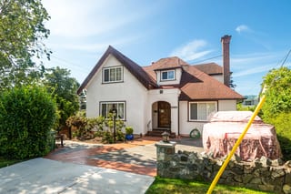 Before: a worn out asphalt shingle roof on the home, Victoria, British Columbia, ahead of a Tile Red Interlock Slate aluminum roof