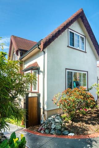 Before: a worn out asphalt shingle roof on the home, Victoria, British Columbia, ahead of a Tile Red Interlock Slate aluminum roof