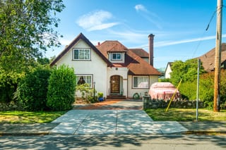 Before: a worn out asphalt shingle roof on the home, Victoria, British Columbia, ahead of a Tile Red Interlock Slate aluminum roof