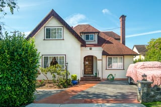 Before: a worn out asphalt shingle roof on the home, Victoria, British Columbia, ahead of a Tile Red Interlock Slate aluminum roof