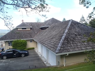 Before: a rotten wood shake roof on the home, Duncan, British Columbia, ahead of a Deep Charcoal Interlock Slate aluminum roof
