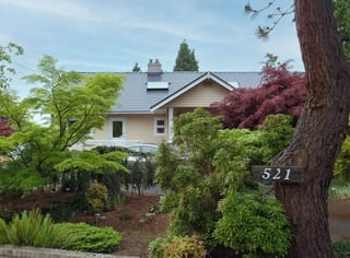 Interlock Aluminum Slate Metal Roofing – Deep Charcoal | Qualicum Beach, BC (Front elevation)