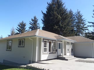 Before: a worn out asphalt shingle roof on the home, Courtenay, British Columbia, ahead of a Deep Charcoal Interlock Slate aluminum roof